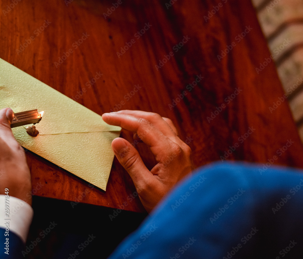 person vax sealing envelope at the wedding