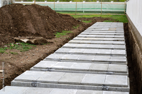 Scavo e basi  per costruzione nuovo corpo  loculi cimiteriali