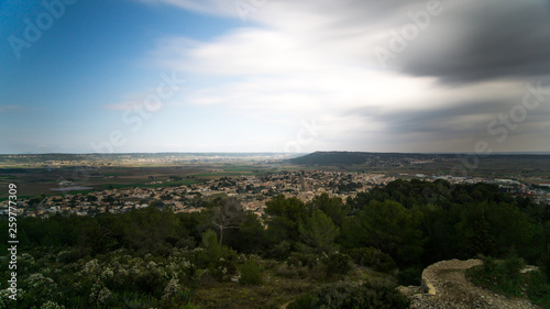 Vu sur l'oppidum de Nages via les trois moulins Calvisson