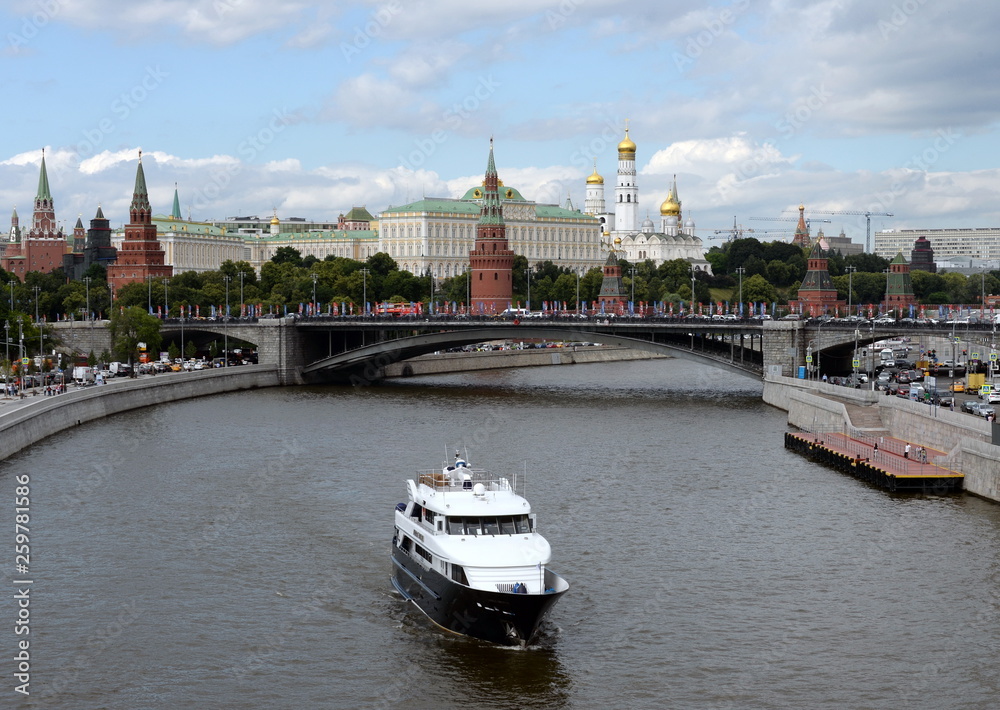   View of the Moscow Kremlin and the Big Stone bridge