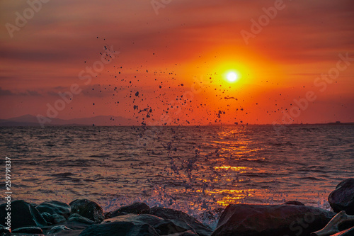 Fotografie Grand sunset in a small harbor located next to a hotel on the Caribbean coast