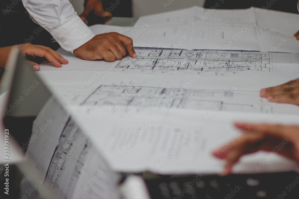 Naklejka premium Manos planos arquitectura ingeniería escritorio