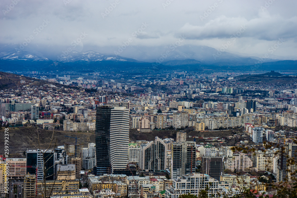 Naklejka premium Widok na miasto Tbilisi ze szczytu wzgórza