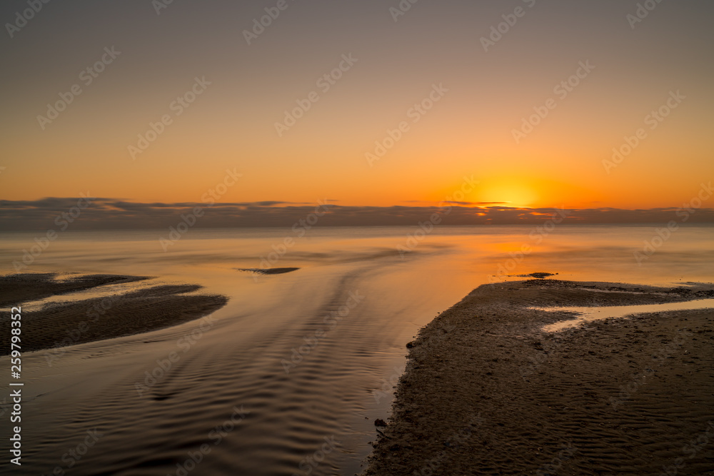 Lichtstimmung zum Sonnenaufgang am Strand von Kurrimine Beach in Queensland Australien
