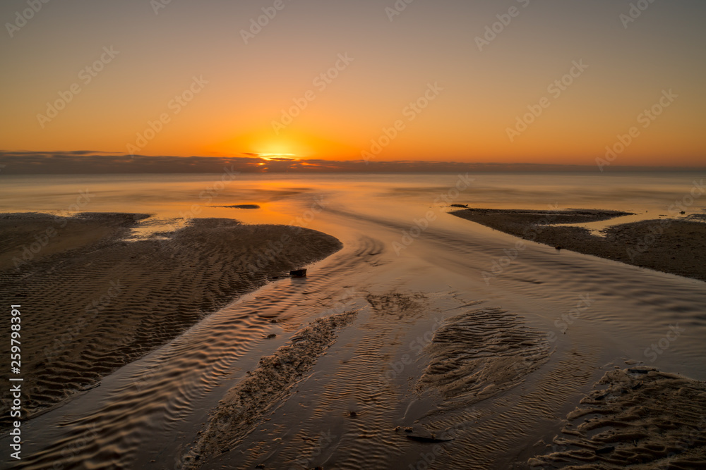 Lichtstimmung zum Sonnenaufgang am Strand von Kurrimine Beach in Queensland Australien