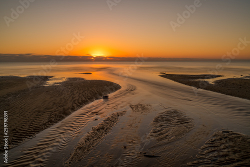 Lichtstimmung zum Sonnenaufgang am Strand von Kurrimine Beach in Queensland Australien