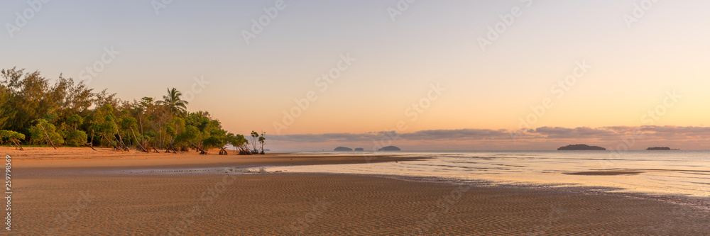 Panoramaaufnahme zur Lichtstimmung zum Sonnenaufgang am Strand von Kurrimine Beach in Queensland Australien