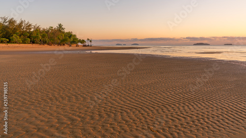 Lichtstimmung zum Sonnenaufgang am Strand von Kurrimine Beach in Queensland Australien