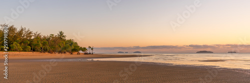 Panoramaaufnahme zur Lichtstimmung zum Sonnenaufgang am Strand von Kurrimine Beach in Queensland Australien