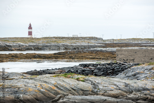 Blick auf den Leuchtturm von Veiholmen auf Smøla photo