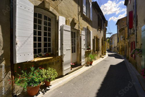 Ruelle fleurie de Cadenet  84160   d  partement de Vaucluse en r  gion Provence-Alpes-C  te-d Azur  France