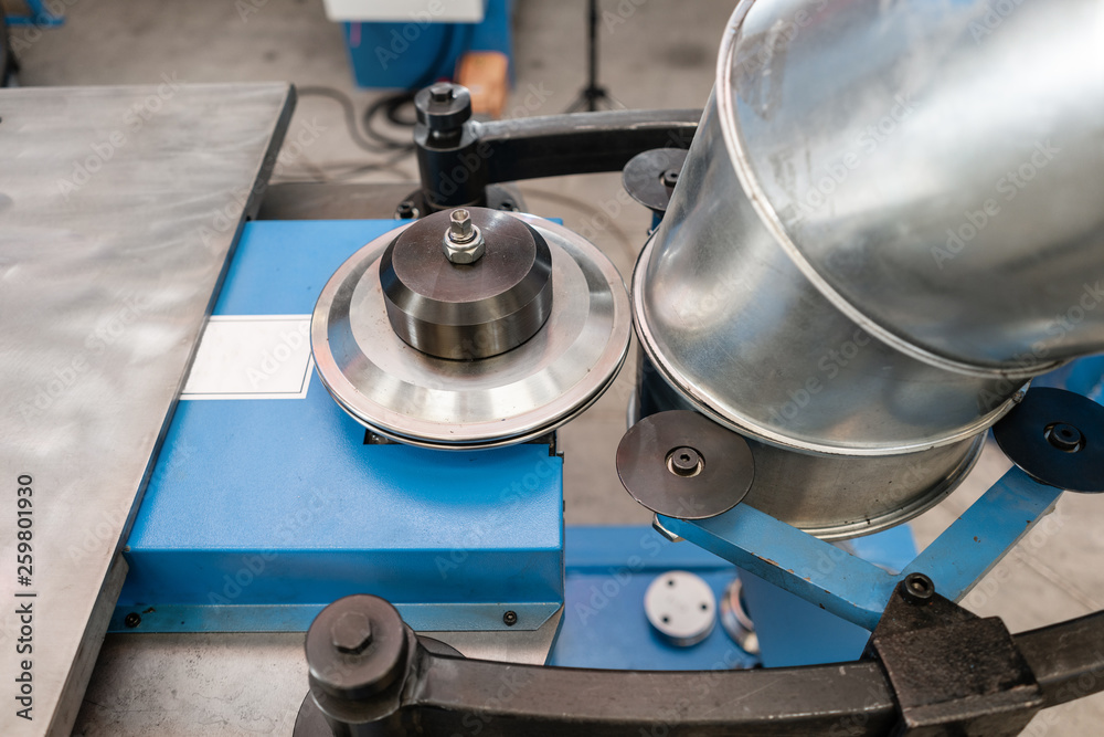 production rolling tool, electric machine. the production of ventilation and gutters. Tool and bending equipment for sheet metal. manufacture or a demonstration stand in the store production rolling tool, electric machine. the production of ventilation and gutters. Tool and bending equipment for sheet metal. manufacture or a demonstration stand in the store