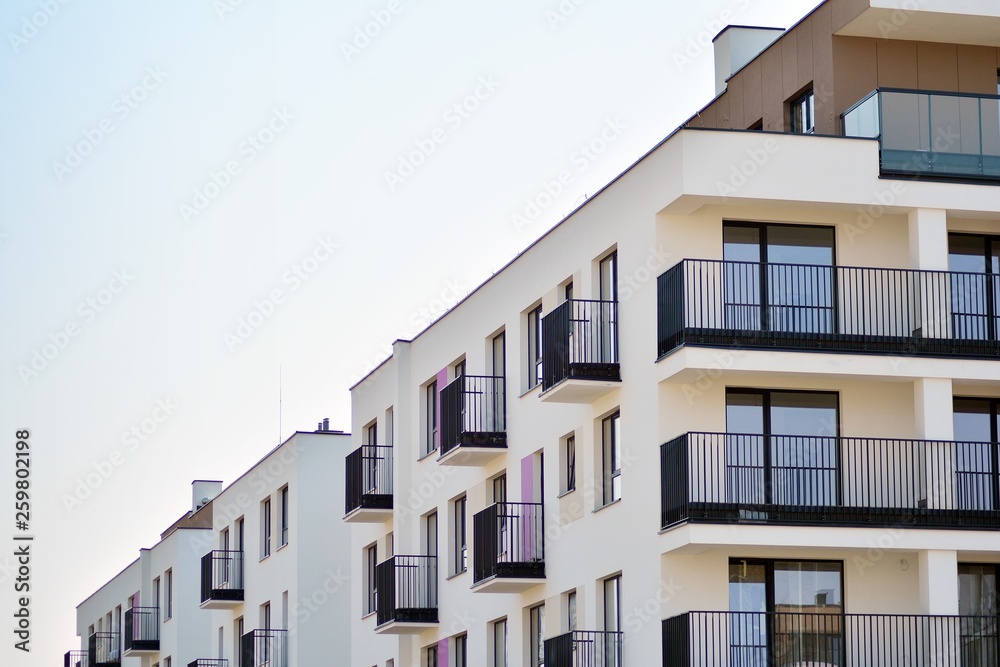 Obraz premium Europejska nowoczesna architektura mieszkaniowa. Fragment nowoczesnego apartamentowca z przodu. Bardzo nowoczesny dom apartamentowy.
