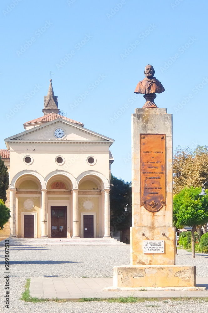 Obraz premium Vada, Italy. View of Garibaldi square (piazza Garibaldi) and church of San Leopoldo (Chiesa di San Leopoldo) in small town Vada on the coast of the Ligurian Sea.