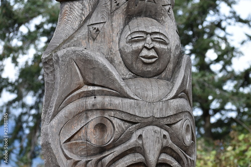 Totem faces © Clint