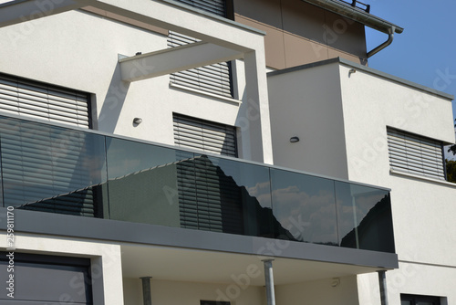 Moderner Balkon mit Rauchglas-Sichtschutz und moderner Garage mit  Automatik-Tor Stock Photo | Adobe Stock