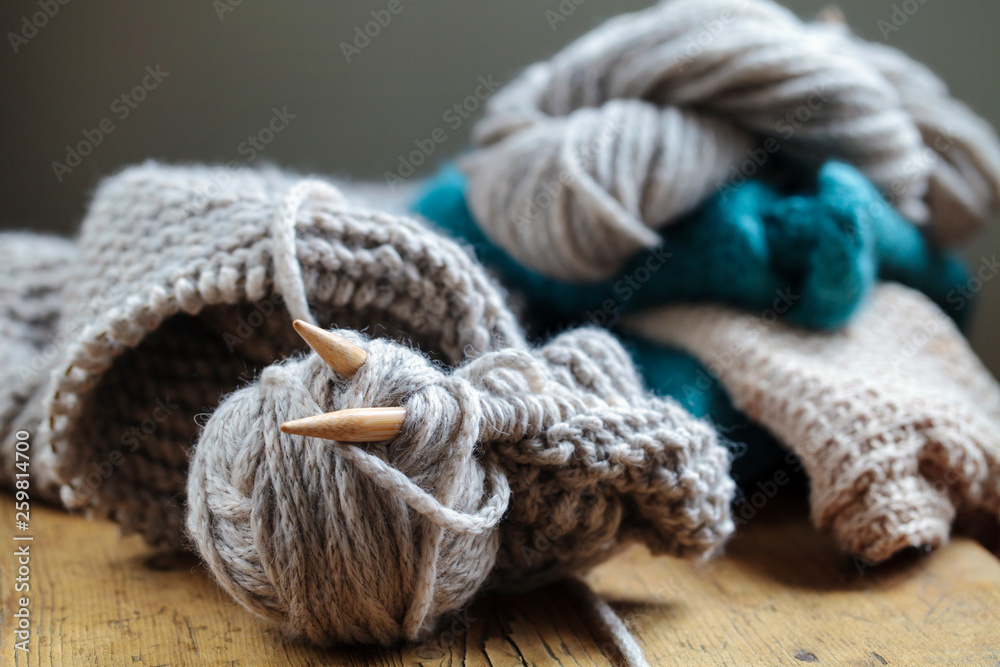 Knitting needles and wool