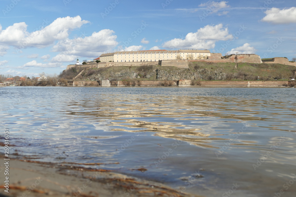 Blick über die Donau auf die Festung von Novi Sad