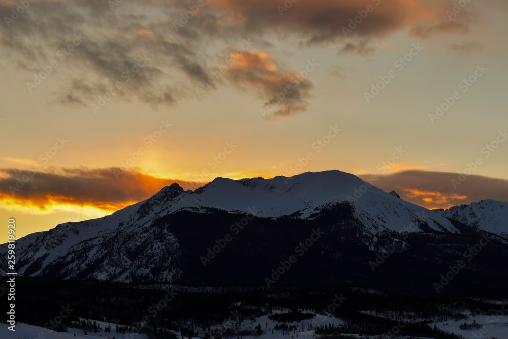 Fototapeta premium Rocky Mountain Peak Sunset