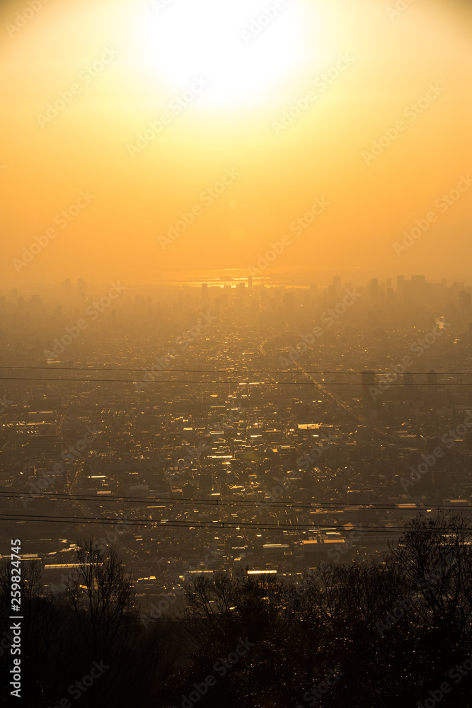 Naklejka premium 街を照らす夕日