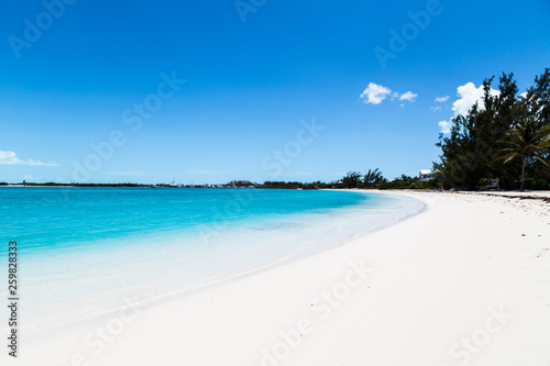 Fototapeta Naklejka Na Ścianę i Meble -  Gorgeous white sand beach and blue sky on Turks and Caicos Islands. 