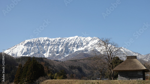 鳥取県御机から見た春の大山南壁