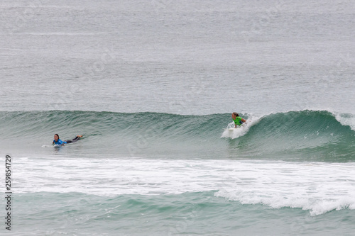 Surfeur à Manly à Sydney en Australie photo