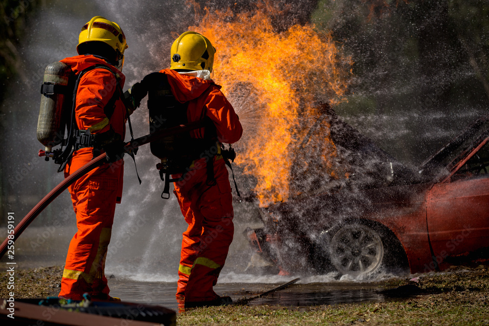 Fototapeta premium Firefighters are practicing fire fighting in a virtual situation.