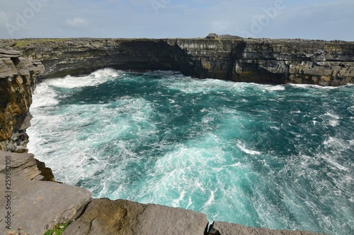 Obraz na plátne Cliffs of the Aran Island Inishmore with Dún Dúchathair in the background
