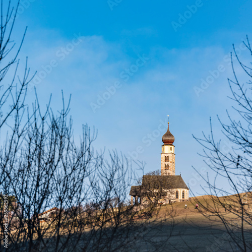 San Valentino la Chiesa al tramonto, Siusi allo Sciliar e Castelrotto, Dolomiti, Italia