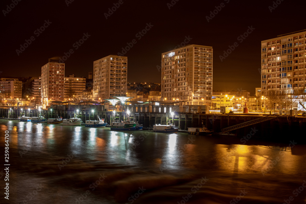 Fototapeta premium Port Boulogne sur Mer nocą