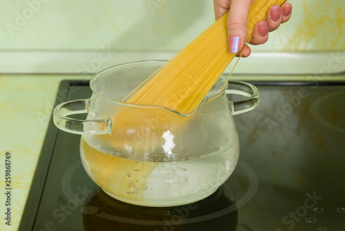 spaghetti cooking process