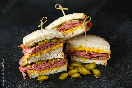 Fotografie New York pastrami, gherkins and sourdough bread deli sandwich