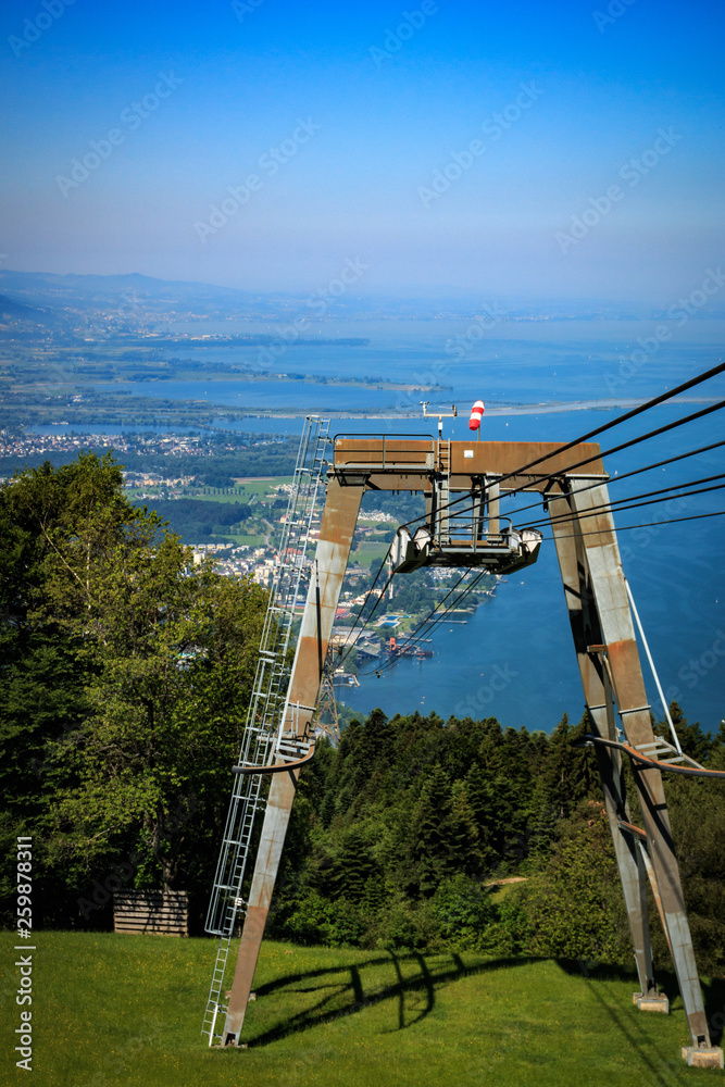 Aussicht vom Pfänder auf die Pfänderbahn und den Bodensee in Österreich Aussicht vom Pfänder auf die Pfänderbahn und den Bodensee in Österreich