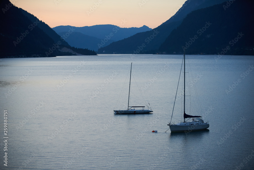 Boote am Achensee in der blauen Stunde Boote am Achensee in der blauen Stunde