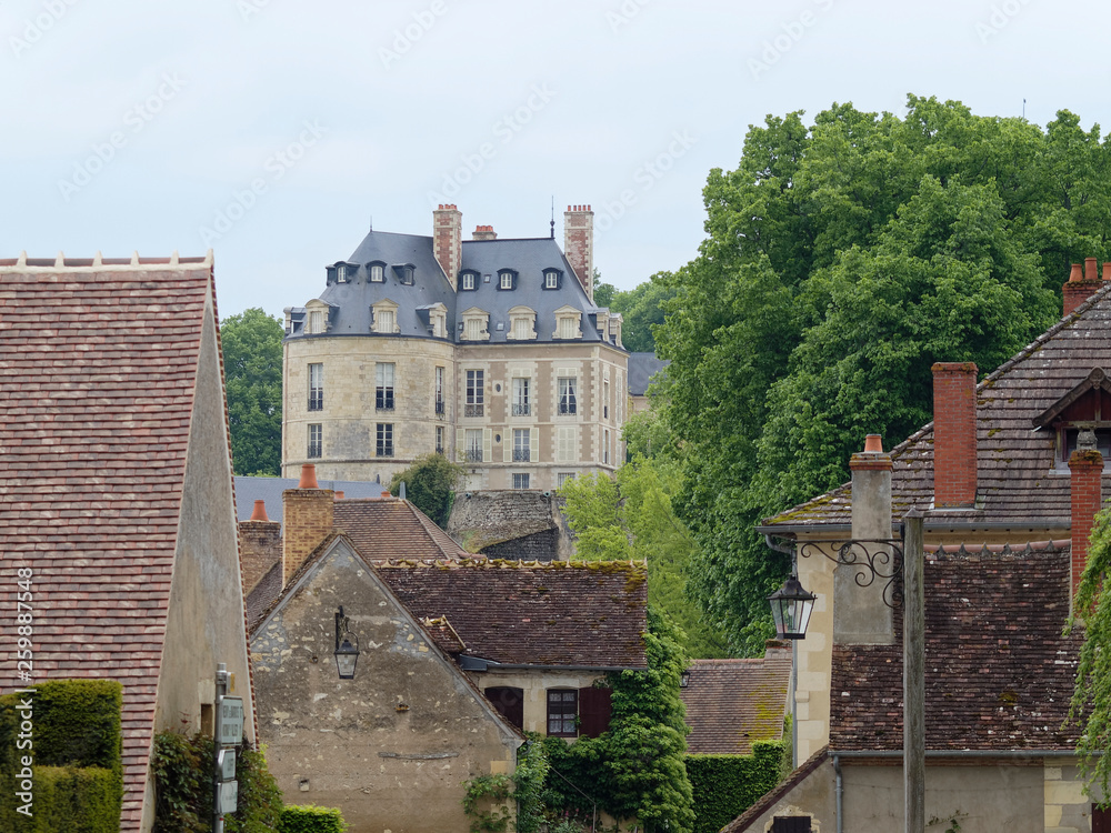 Village d'Apremont-sur-Allier. Le bourg et le Château au bord de l'Allier