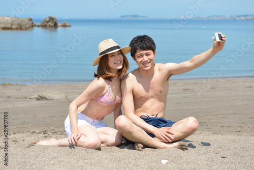海で自撮りするカップル