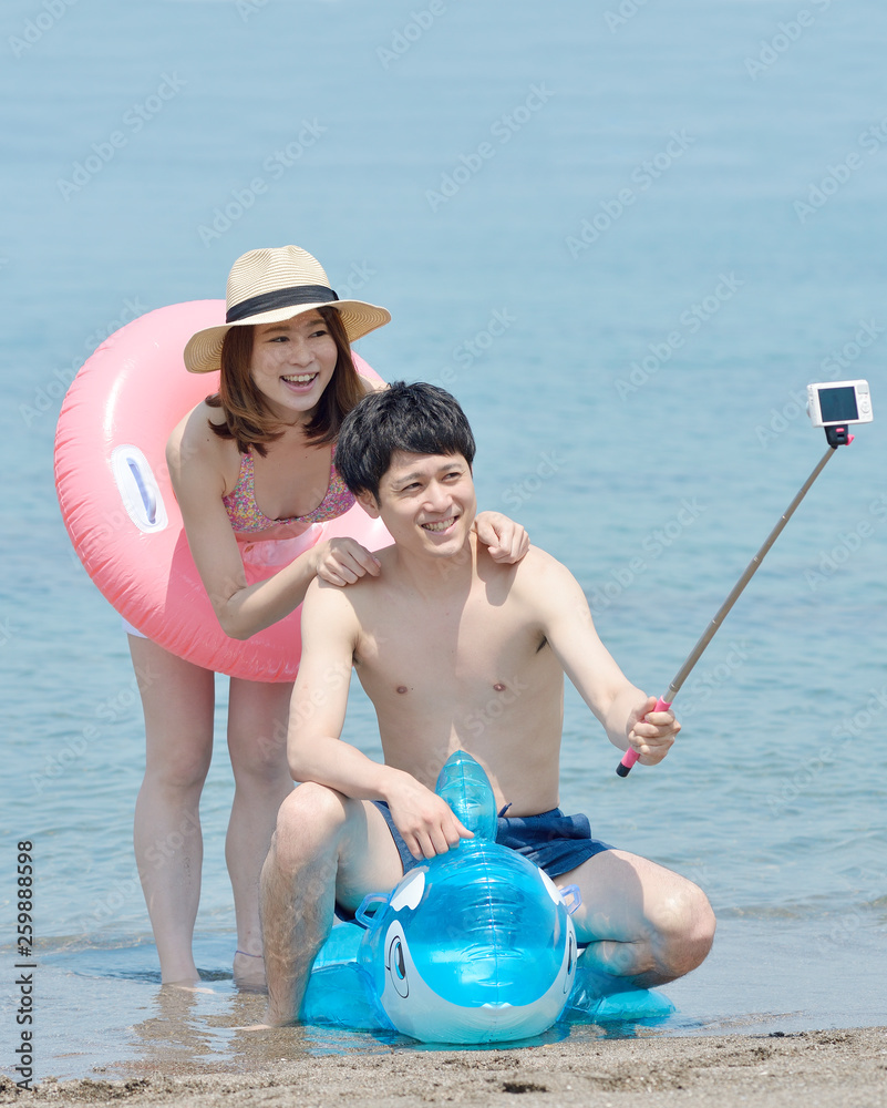 海で自撮りするカップル Stock 写真 Adobe Stock