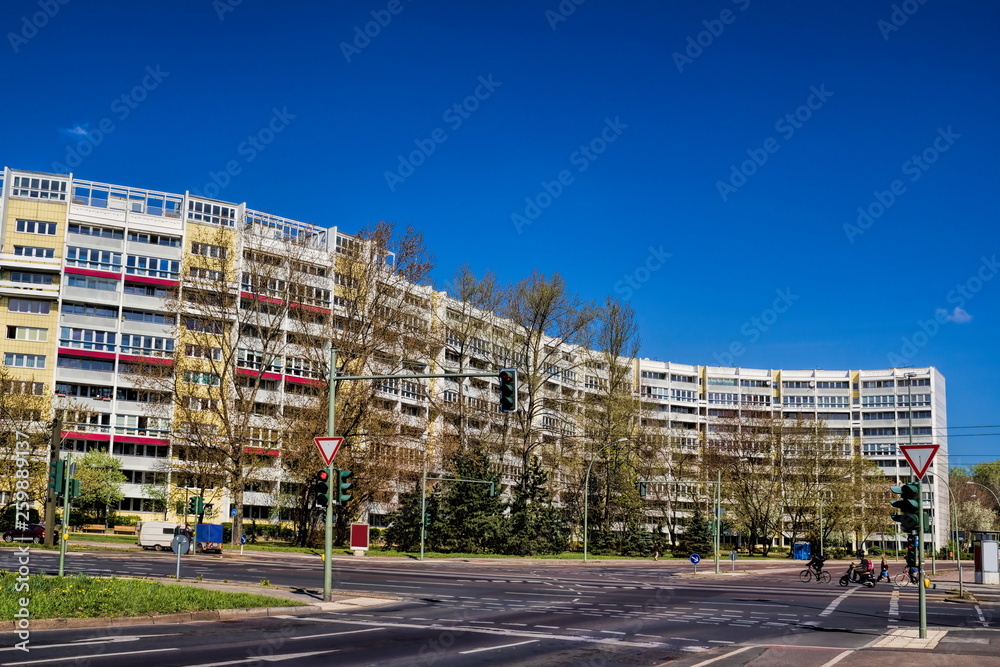 Bunte Plattenbauten in Berlin Friedrichshain, Deutschland