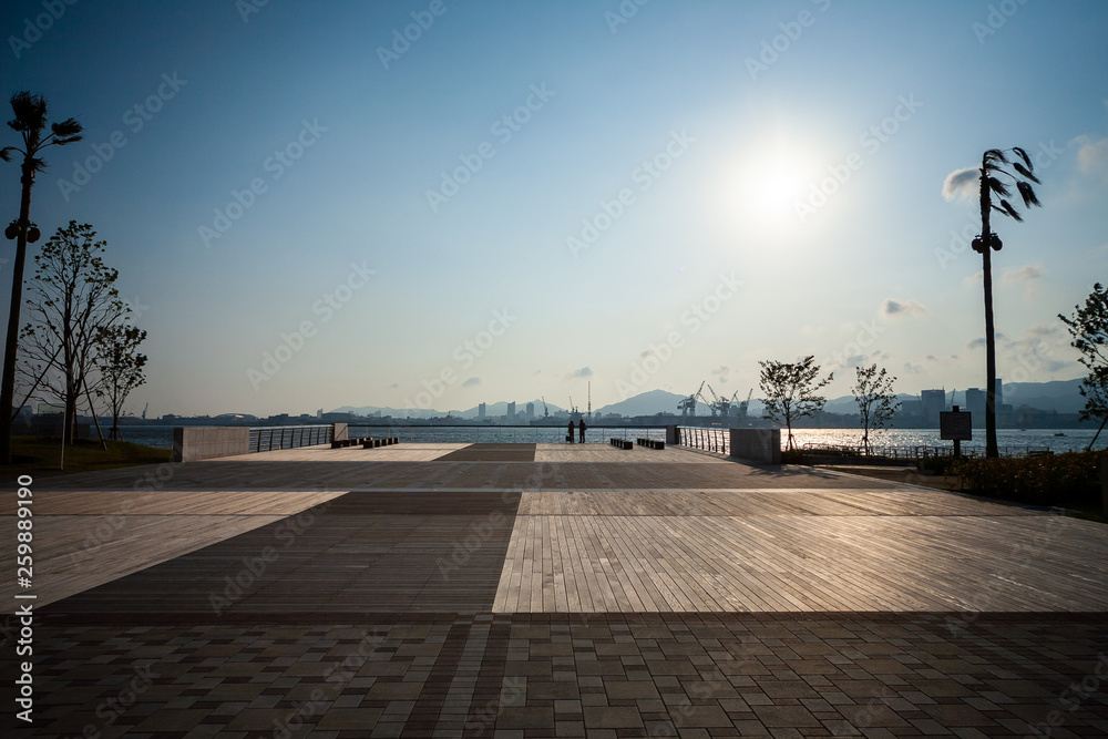 神戸の埠頭と夕陽