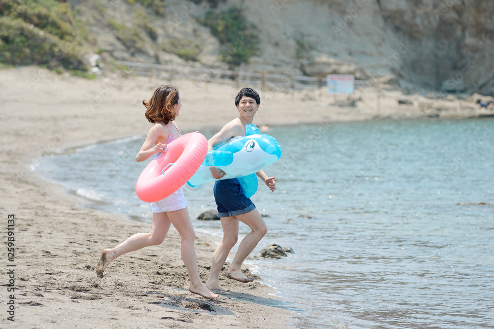 海で遊ぶカップル