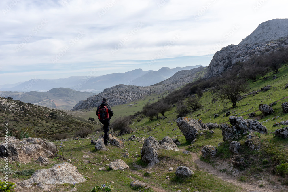 senderista en la cima de la montaña	de pico de cabras en la provincia de Málaga
