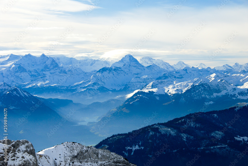 秋のピラトゥス山の山頂から見た風景　ベルナーオーバーラントの山々の遠望とルンゲルン湖（スイス・ベルン州、オプヴァルデン準州、ニトヴァルデン準州、ルツェルン州）