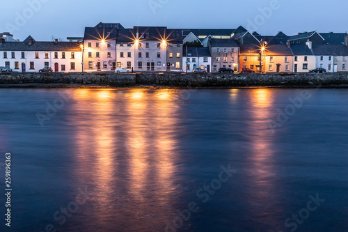 Colored houses around Corrib river in Galway © lisandrotrarbach