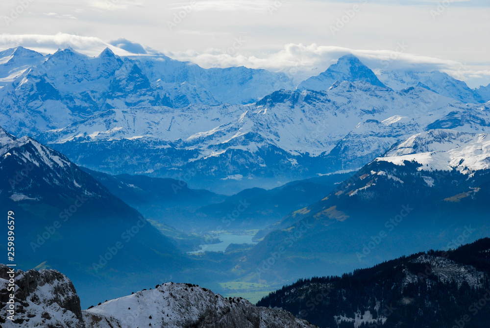 秋のピラトゥス山の山頂から見た風景　ベルナーオーバーラントの山々の遠望とルンゲルン湖（スイス・ベルン州、オプヴァルデン準州、ニトヴァルデン準州、ルツェルン州）