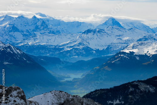 秋のピラトゥス山の山頂から見た風景 ベルナーオーバーラントの山々の遠望とルンゲルン湖（スイス・ベルン州、オプヴァルデン準州、ニトヴァルデン準州、ルツェルン州）
