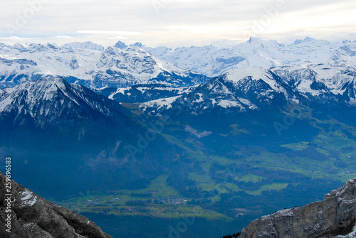 秋のピラトゥス山の山頂から見た風景（スイス・オプヴァルデン準州、ニトヴァルデン準州、ルツェルン州）
