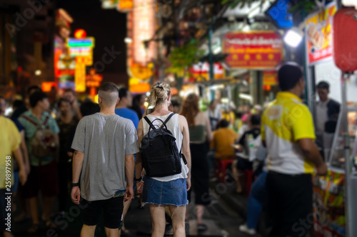 Canvas Print Unidentified couple of tourist at Yaowarat street food night market thailand