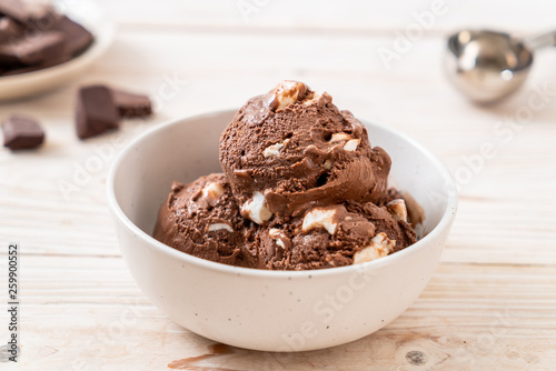 chocolate ice-cream with marshmallows