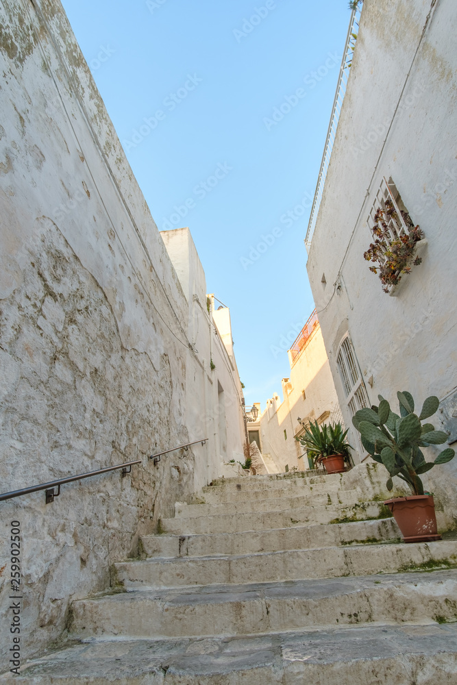 Schmale Gasse mit weißen Mauern in Ostuni, Italien - Apulien